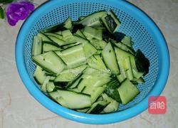 青瓜炒肉的做法图解1