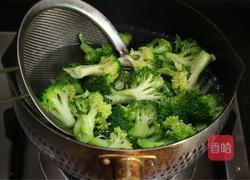 番茄炒西兰花的做法图解3