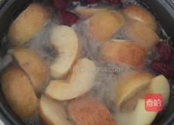 苹果薏米排骨汤的做法图解2