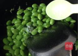 南瓜炒毛豆的做法图解3