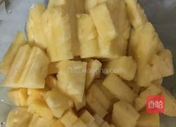胡萝卜苹果菠萝汁的做法图解1