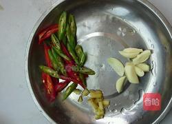 青红椒爆炒鱿鱼的做法图解2