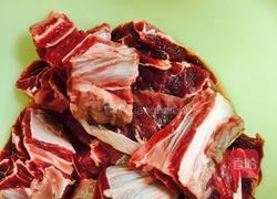 红酒牛肉的做法图解1