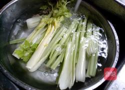 西芹炒肉的做法图解1