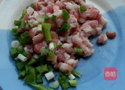 肉丁酸菜黄豆芽的做法图解1