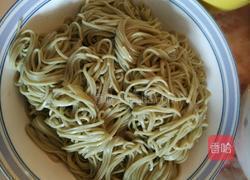 鱼子酱牛排凉面的做法图解3