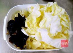凉拌木耳圆白菜的做法图解1