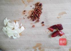 凉拌木耳圆白菜的做法图解2