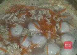 肉丸煮面条的做法图解3