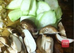 木耳炒丝瓜的做法图解1