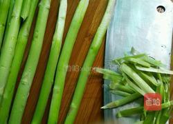 芦笋炒木耳的做法图解2