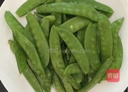 土猪肉炒荷兰豆的做法图解1