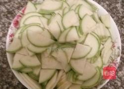 西葫芦炒辣椒的做法图解1