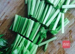 芹菜炒肉的做法图解1