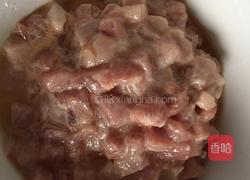 毛豆炒肉丁的做法图解2