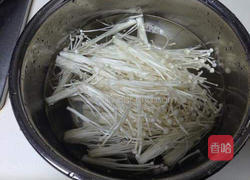 金针菇炒鸡蛋的做法图解2