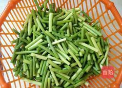 蒜薹炒肉肠的做法图解1