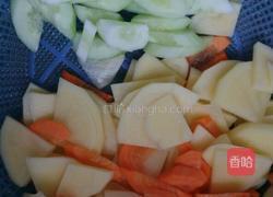 三片炒香肠的做法图解1