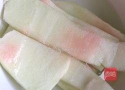 凉拌西瓜皮的做法图解1
