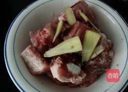 剁椒排骨的做法图解1