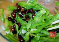  花生米拌苦瓜的做法图解4