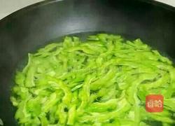  花生米拌苦瓜的做法图解2