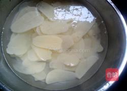 土豆炒猪肉的做法图解1