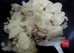 土豆炒猪肉的做法图解7
