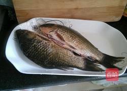 蕃茄烧鲫鱼的做法图解1