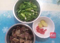 青蒜炒腊肉的做法图解1
