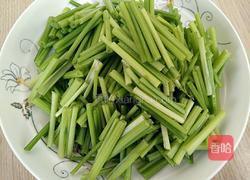 芹菜炒粉条的做法图解1