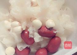 红枣莲子银耳汤的做法图解2