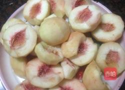 冰糖桃肉的做法图解1
