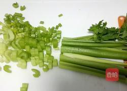 芹菜萝卜炒鸡丁。的做法图解1