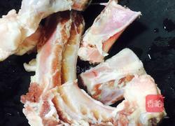 牛骨汤的做法图解1