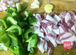 圆椒炒肉的做法图解1