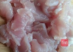 青瓜黑木耳炒瘦肉的做法图解3