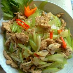 芹菜肉片炒圆菇的做法[图]