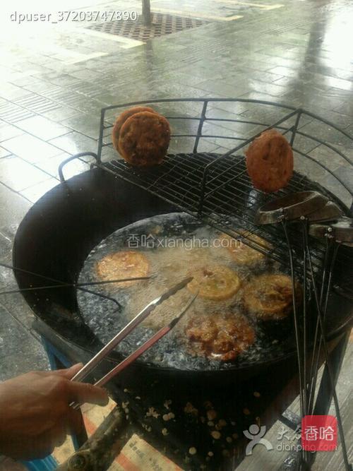 炸油香的过程分为两步,首先是在油香瓢里炸,当