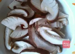 Illustration of how to make mushroom and tofu soup 2