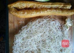 丝瓜油条米粉素汤(原创)的做法图解1