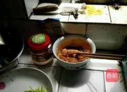 莲花白炒肉。土豆丝的做法图解2