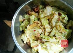 莲花白炒肉。土豆丝的做法图解5