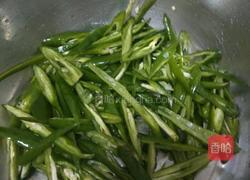 川味香肠炒辣椒的做法图解4