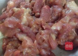 双椒炒肉的做法图解1