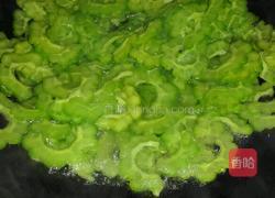 苦瓜炒鸡蛋的做法图解2