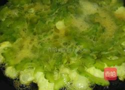 苦瓜炒鸡蛋的做法图解3