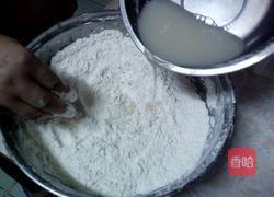 木耳韭菜鸡蛋包子的做法图解4