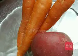 Illustration of how to make carrot and apple juice 1