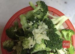 蒜爆西兰花的做法图解1